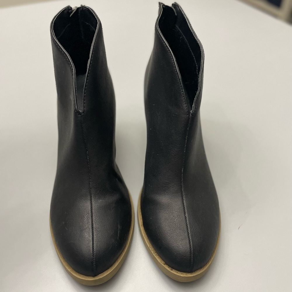 Booties 8.5 - Picture 2 of 3